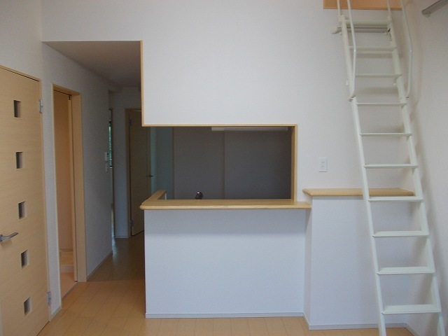 収納　１２．１帖のリビングルームに小屋裏収納がついています＊