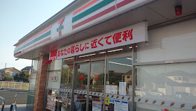 コンビニ　セブンイレブン（コンビニ）まで704m