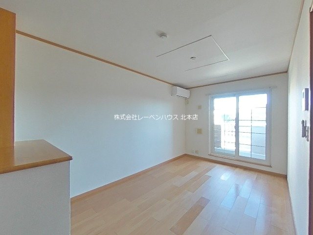 居室・リビング　同物件別部屋反転参考写真