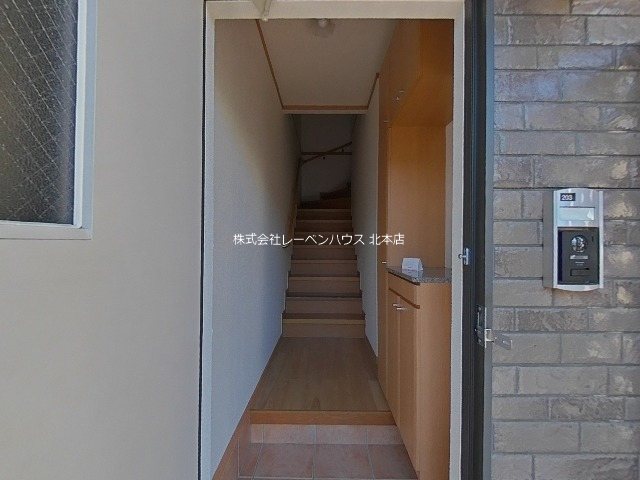 玄関　同物件別部屋反転参考写真