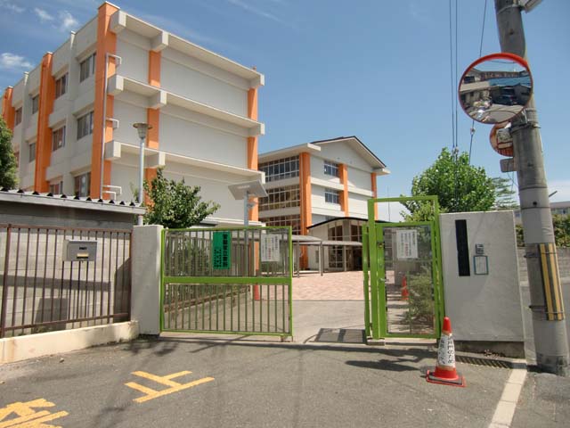 小学校　八尾市立山本小学校（小学校）まで374m