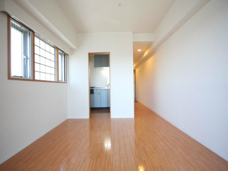 居室・リビング　洋室6.4帖　キッチン1.9帖　エアコン付　換気良好