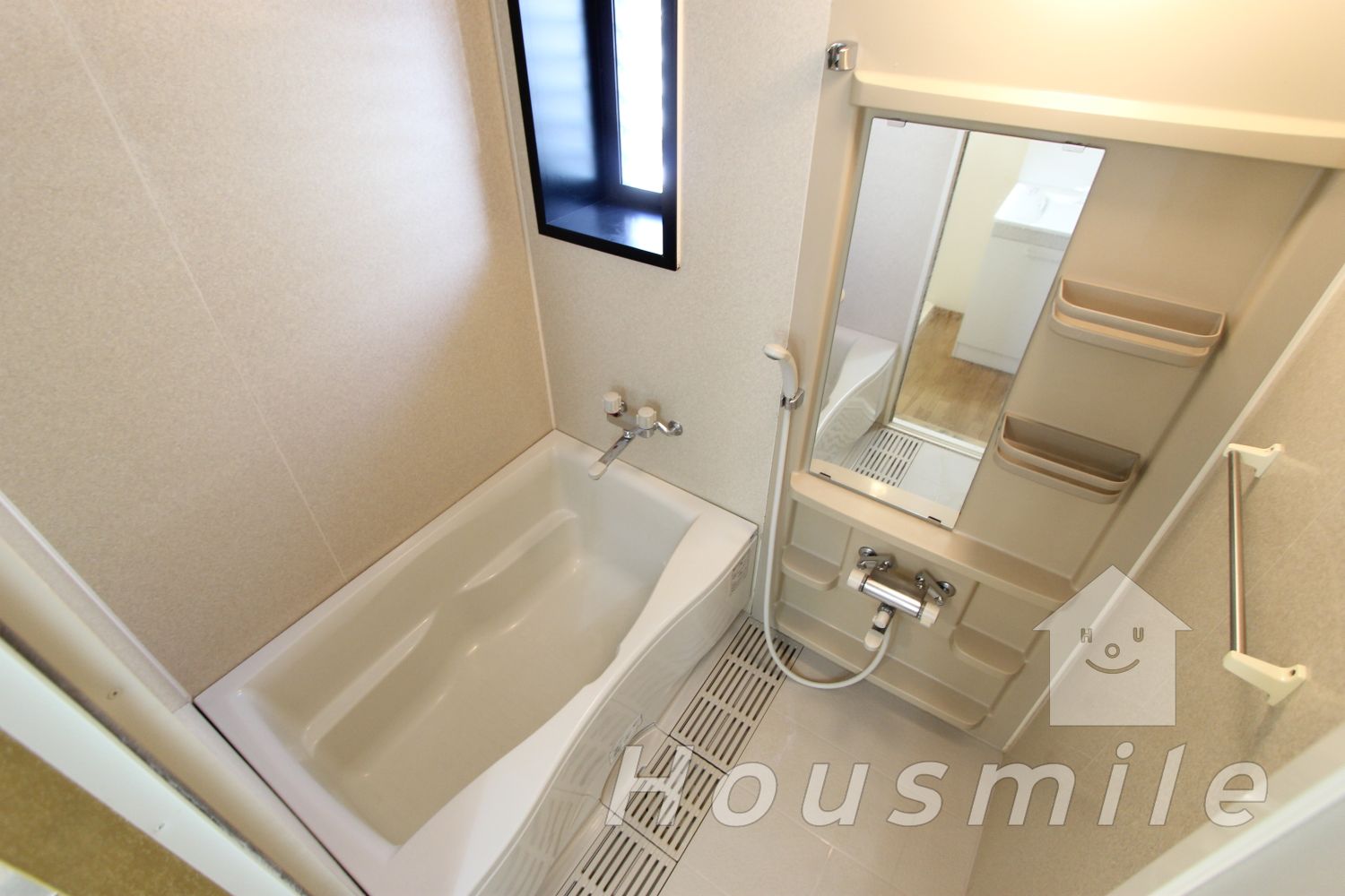 バス・シャワールーム　小窓つきバスルーム