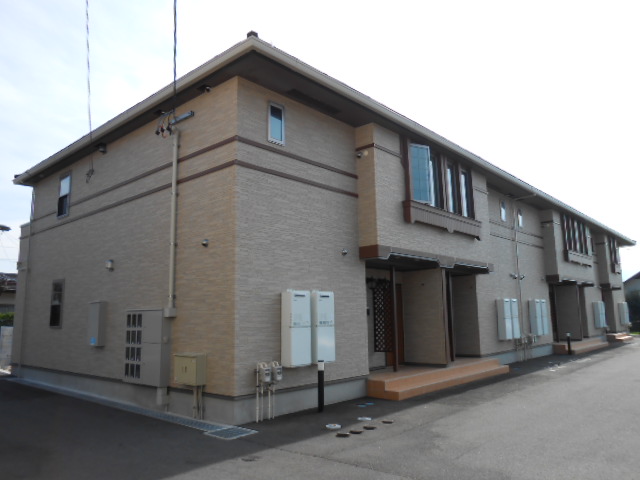 建物外観　建物玄関側（北面）を北東方向より撮影