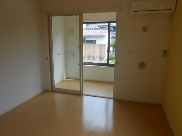 居室・リビング　南面リビング（１３．８畳）・エアコン完備