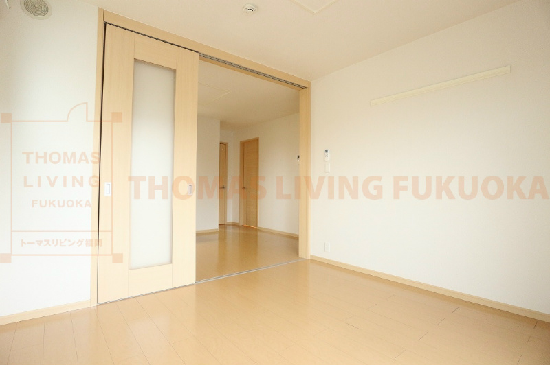 その他　キッチン側の扉を開放してリビングとしても。