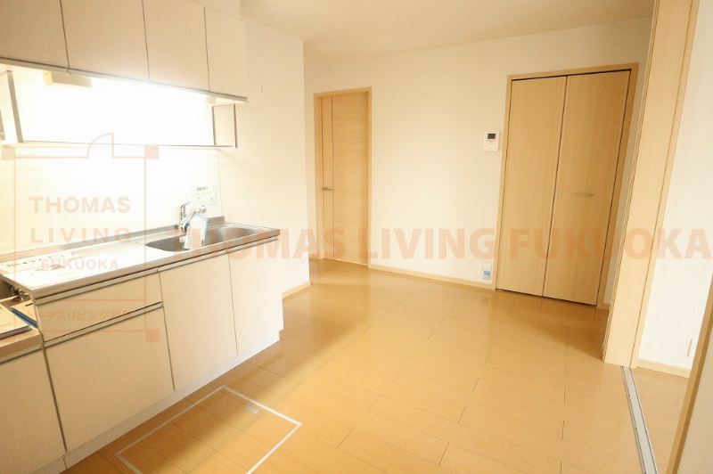 居室・リビング　テーブルも置いていただけます。