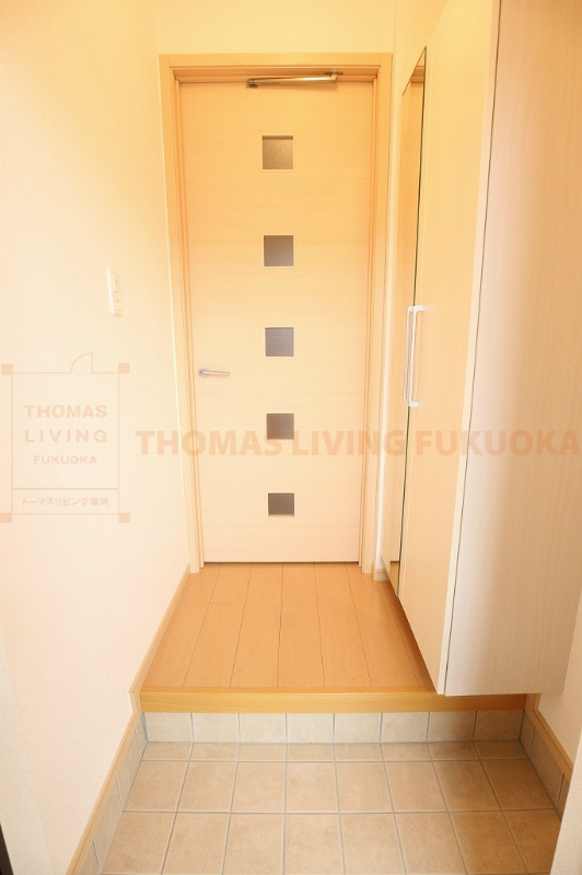 玄関　明るい玄関でお出かけも楽しくなります。