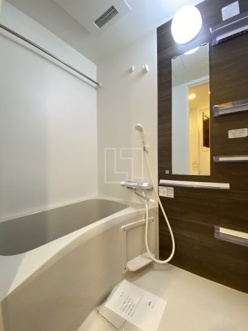 バス・シャワールーム　セレニテ難波プリエ　浴室