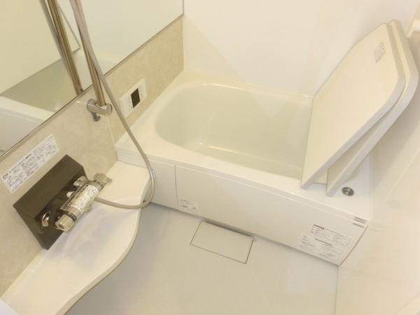 バス・シャワールーム　浴室乾燥機、追焚機能付の広々バスルーム！