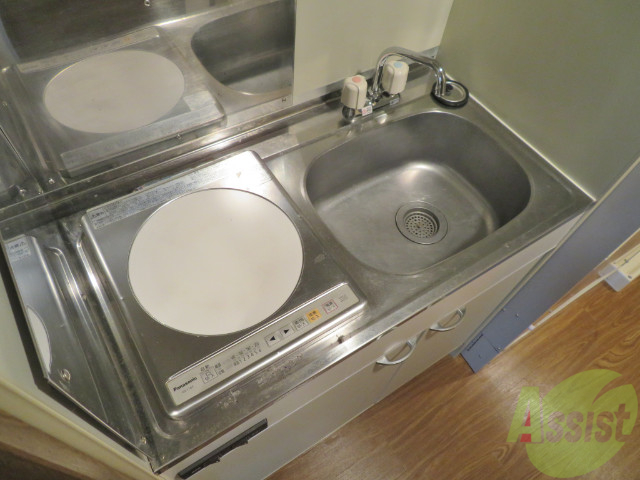 キッチン　一人暮らしには十分な広さのキッチンですね。