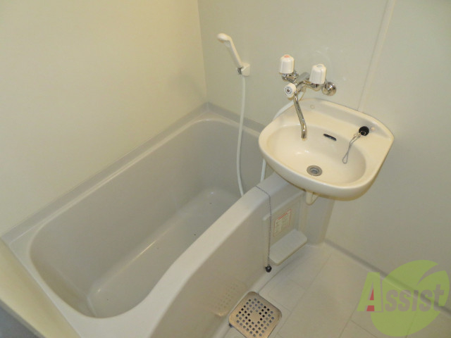 バス・シャワールーム　ゆっくり入って疲れを癒せそうなお風呂ですね。