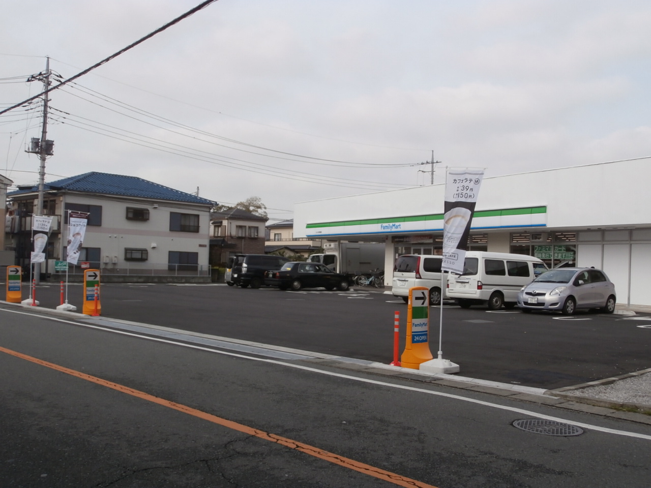 コンビニ　ファミリーマートさいたま西堀店（コンビニ）まで72m