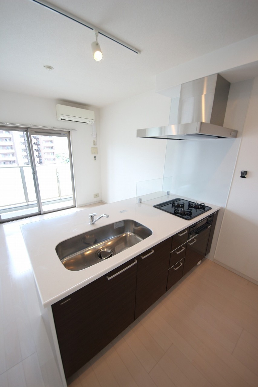 キッチン　同タイプの別部屋です。床色など現状優先となります。