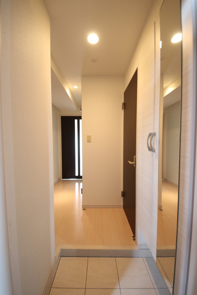 玄関　同タイプの別部屋です。床色など現状優先となります。