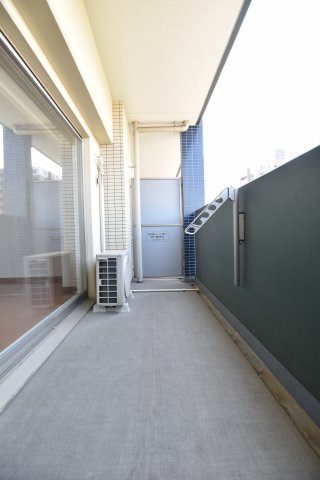 バルコニー　同物件、別号室の写真です。