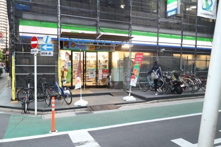 コンビニ　ファミリーマート/市川駅西店（コンビニ）まで30m