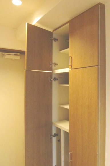 玄関　写真は同タイプ住居です。