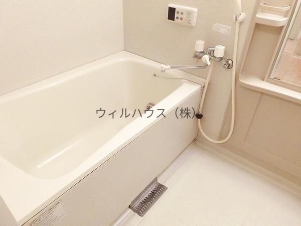 バス・シャワールーム　浴室乾燥機、追い焚き機能付きバス！
