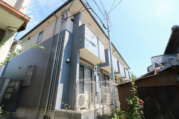建物外観　住宅地に建つ木造アパートです。