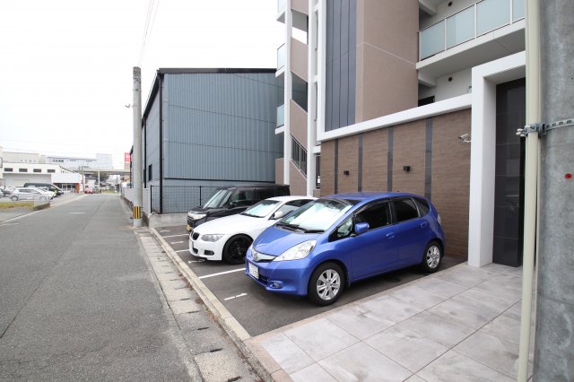 駐車場　駐車場に車を止められます