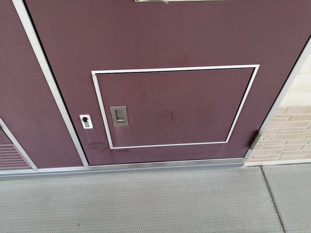 その他　玄関扉に宅配ボックス付き。同タイプの物件写真となります。