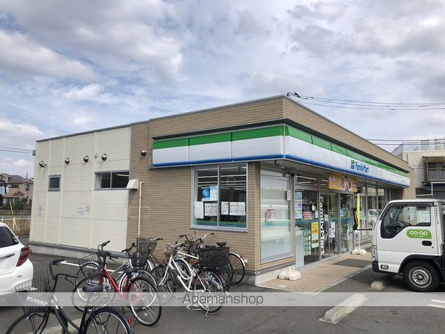 コンビニ　ファミリーマート（コンビニ）まで675m