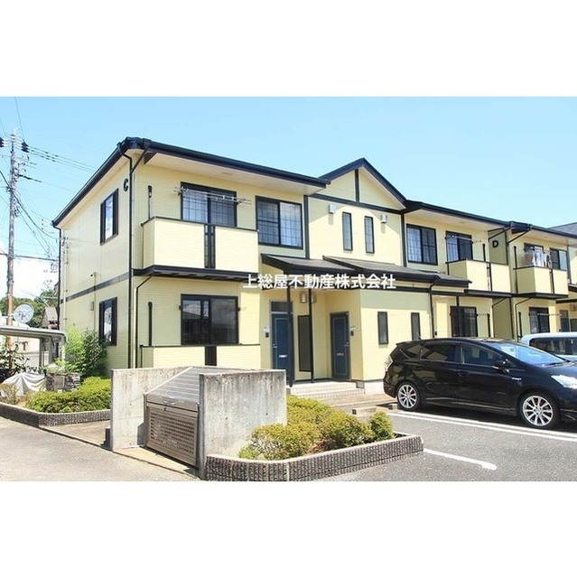 建物外観　敷地内に防犯カメラ付き