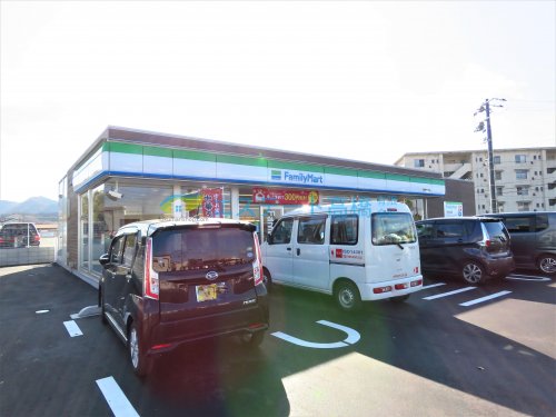 コンビニ　ファミリーマート笠岡美の浜店（コンビニ）まで681m