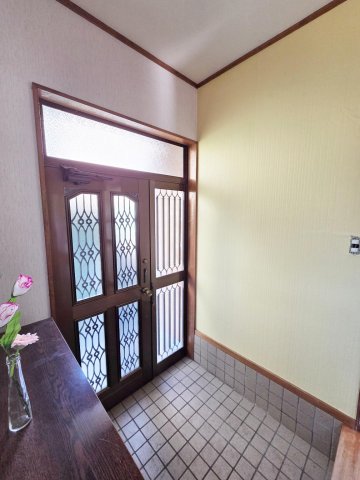 玄関　お洒落な玄関！こだわりアクセントクロスが新生活を彩ります。