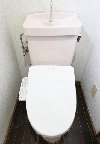 トイレ　毎日使う場所だから清潔に！便利な温水洗浄便座付きトイレ。