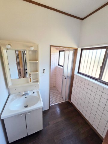 洗面設備　脱衣所を兼ねた洗面所！壁紙も張り替え済みで非常に綺麗です。
