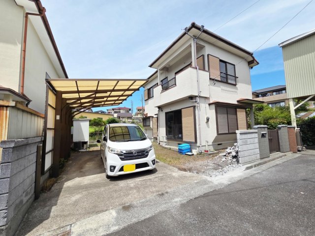 建物外観　お車を並列でラクラク駐車可能！前面道路も広くて安心です。