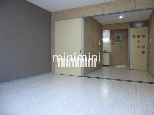 居室・リビング　コンクリート色の壁紙を基調としたお部屋です。