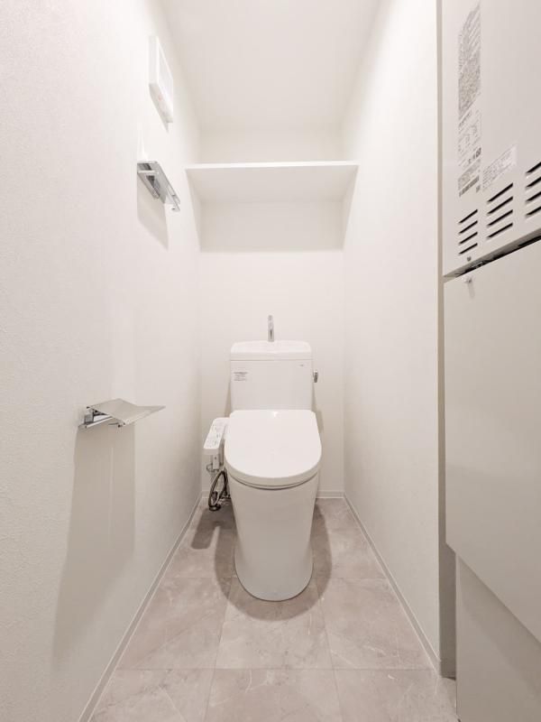 トイレ　落ち着いた色調のトイレです