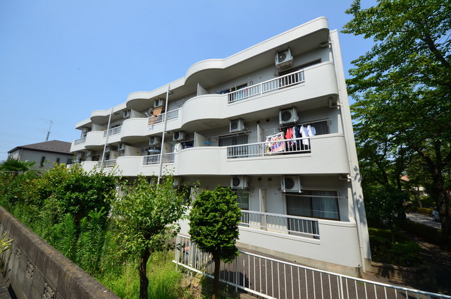 建物外観　★程よい緑に囲まれた、居心地の良い物件です★
