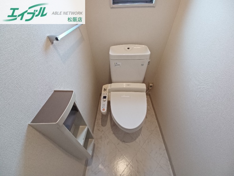 トイレ　同型タイプのお写真となります。