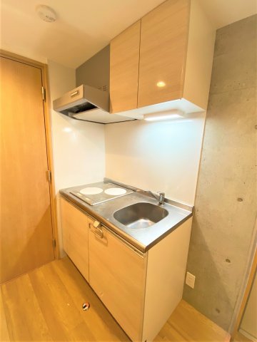 キッチン　キッチンはIHコンロ2口、ちゃんとまな板スペースも確保してま