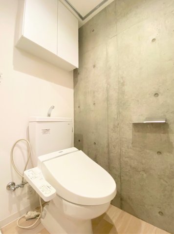 トイレ　落ち着いた色調のトイレです