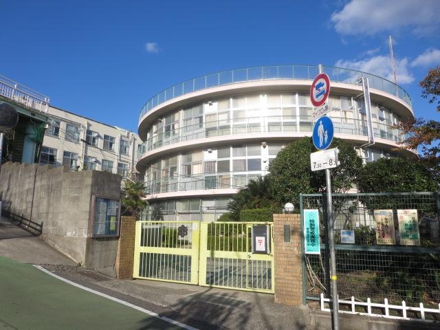 小学校　神戸市立美野丘小学校（小学校）まで741m