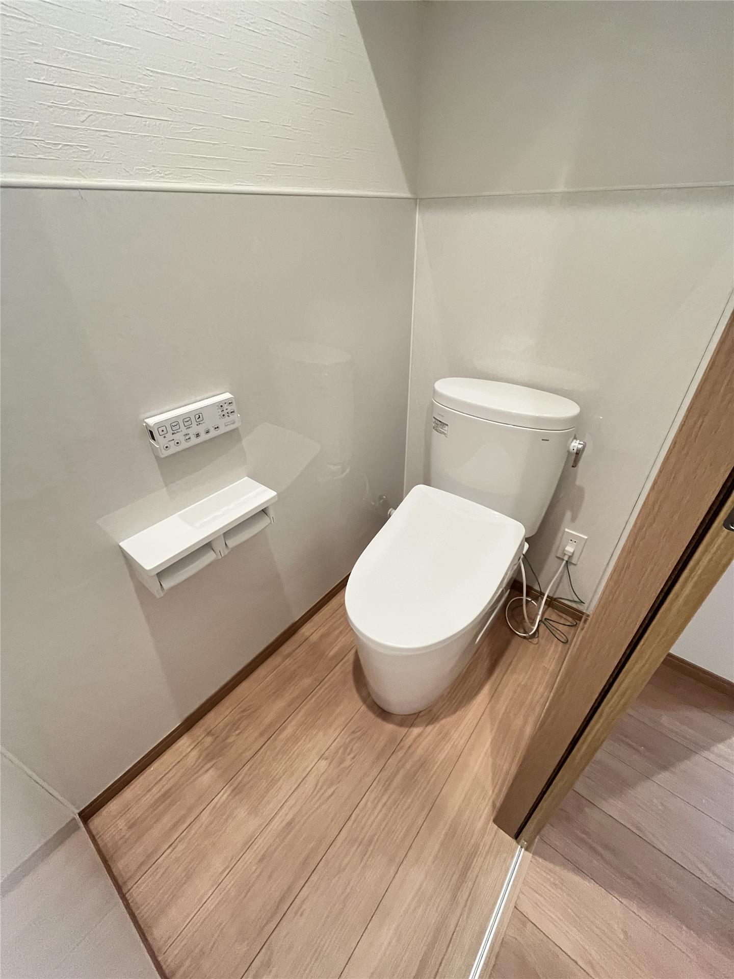 トイレ　シャワートイレリモコン付きトイレです。