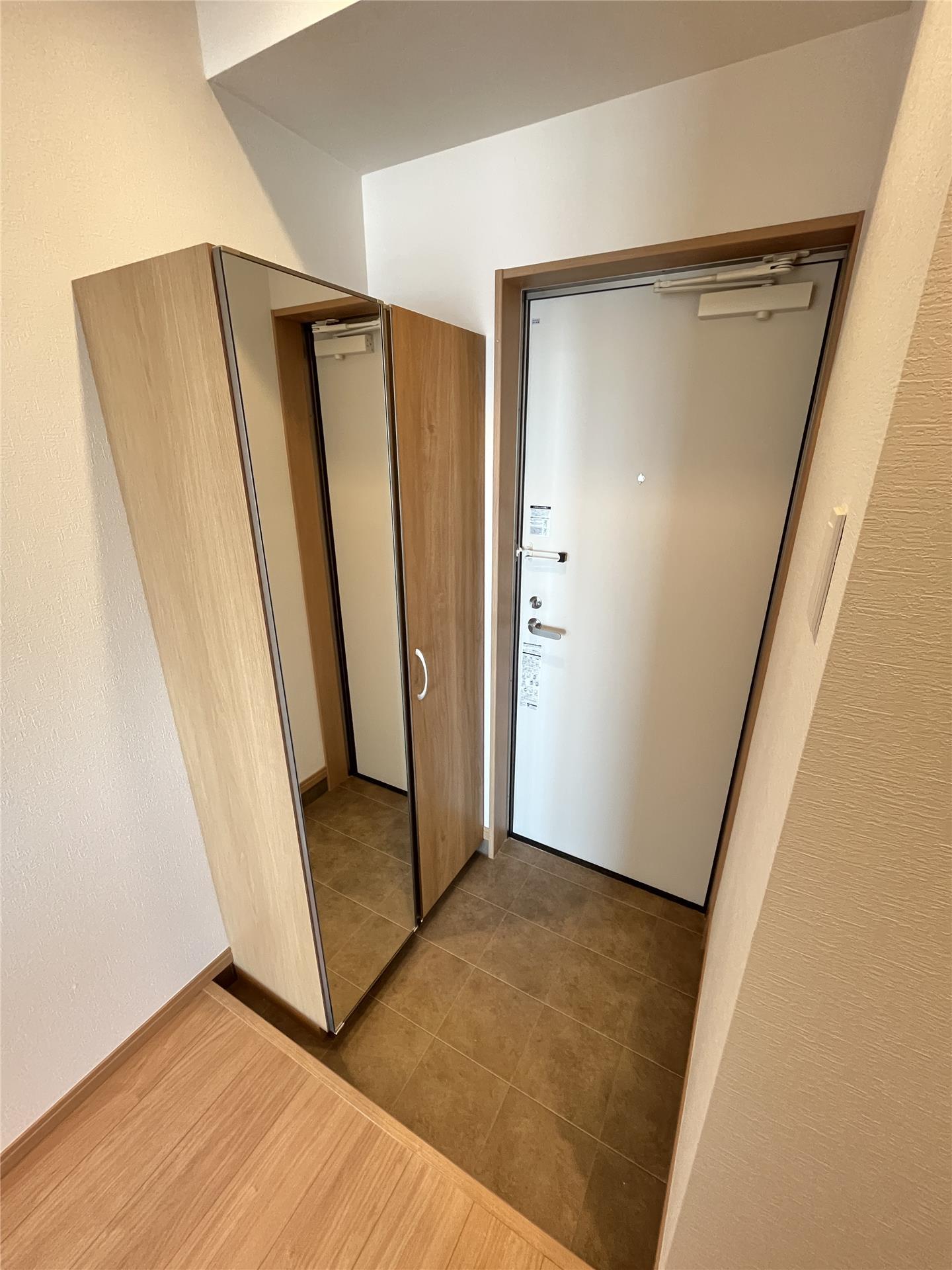 玄関　ミラー付きシューズボックスのある玄関です。
