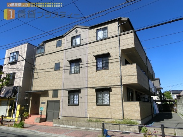 建物外観　ブラウンカラーの落ち着いた外観。周辺に生活施設多数有り。