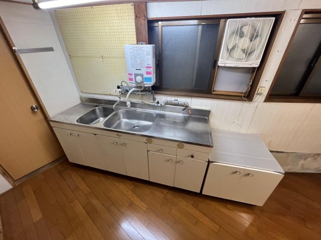 キッチン　しっかりと換気ができる窓付きのキッチン♪