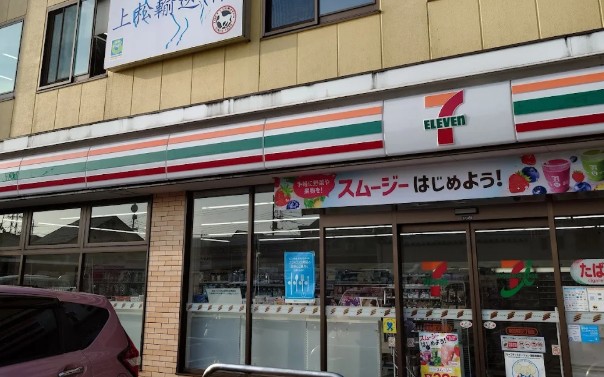 コンビニ　セブンイレブン 草加吉町2丁目店（コンビニ）まで296m