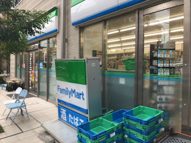コンビニ　ファミリーマートシマダ黄金町店（コンビニ）まで833m