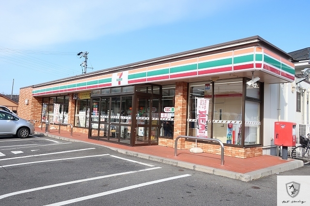 コンビニ　セブンイレブン（コンビニ）まで550m