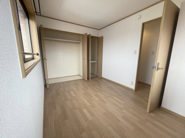 ネオサンライズの居間写真