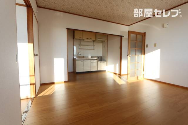 居室・リビング　４０１号室の写真
