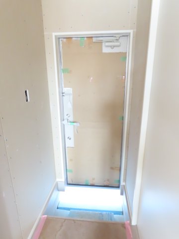 玄関　建築中の写真です。